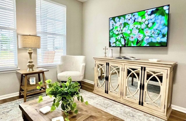 Charming Oxford Retreat with 3 Bedroom Suites!