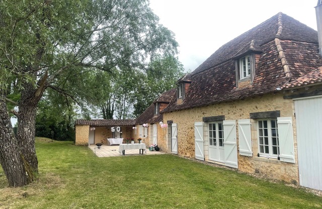 Charming Périgord farmhouse with breathtaking views over the valley and garden