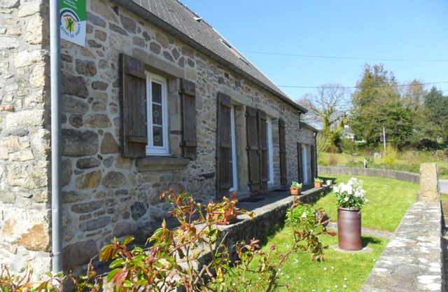 Charming Pet-Friendly Cottage with Garden, BBQ, Wi-Fi, Near Coast