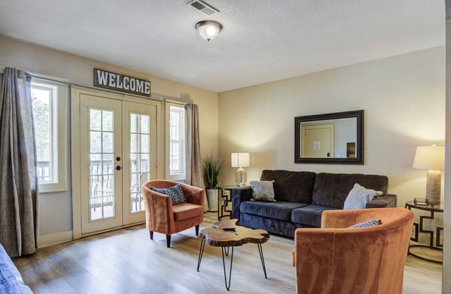 Charming Plaza 2-bedroom condo in delightful Kansas City.