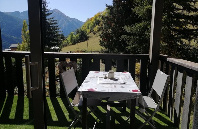 Charming Pra Loup 1500 studio with large sunny balcony. WiFi fiber.