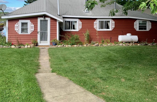 Charming Pratt Lake Lakefront 2BR Cottage