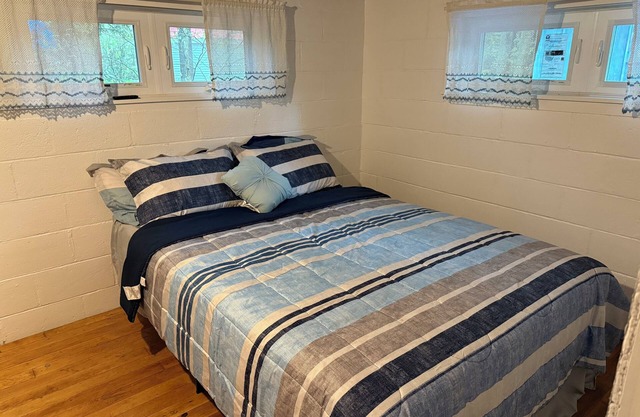Charming private cottage in Sanbornton with beach access to Lake Winnisquam.