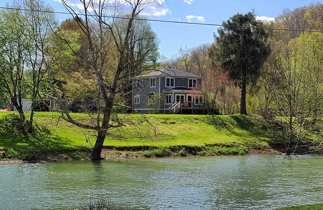 Charming, remodeled farmhouse on the river to kayak with a hot tub & a firepit!