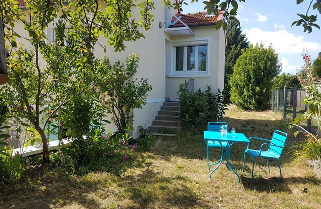 Charming Renovated Cottage Near Château de Chambord with Private Garden and Modern Amenities