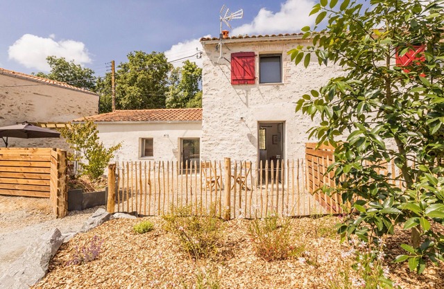 Charming Renovated Farmhouse with EV Charger, Terrace, and Private Parking Near Nantes