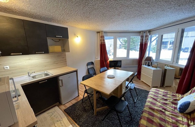 Charming Renovated Apartment in Ski Resort Center, Close to Slopes!