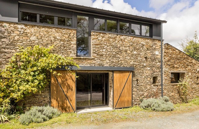 Charming Renovated Barn with Private Courtyard, Near Nantes and St Nazaire