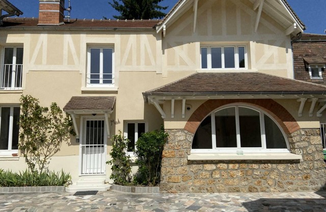 Charming Renovated Cottage in 2-Hectare Park with Fishing Pond, Near Forest, Close to Versailles