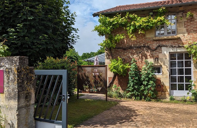 Charming Renovated Farmhouse with Garden, Terrace, and Near Lake Der for 6 Guests