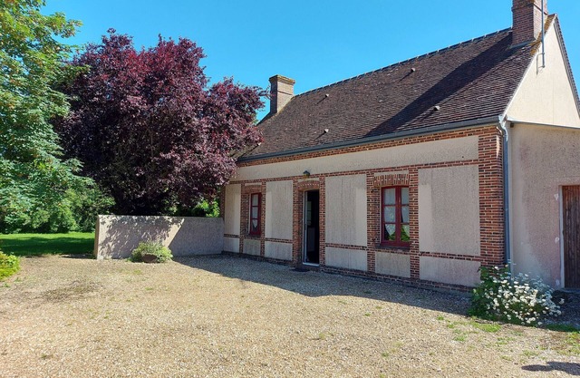 Charming Renovated Cottage with Garden, BBQ, WiFi & Family Amenities Near Paris