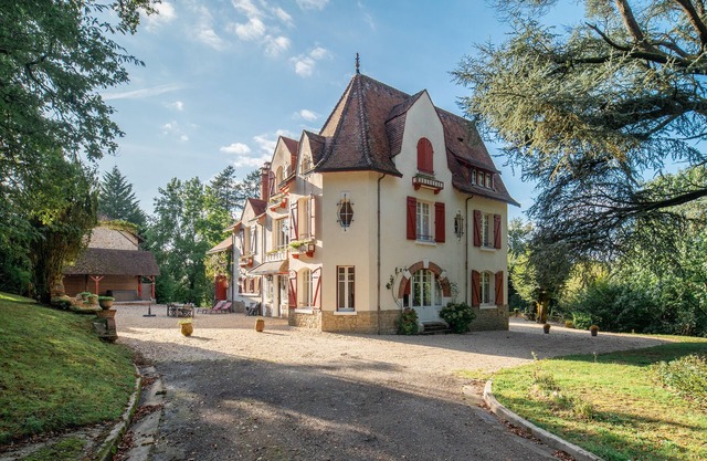 Charming residence in a park of ancient trees with swimming pool and Jaccuzi