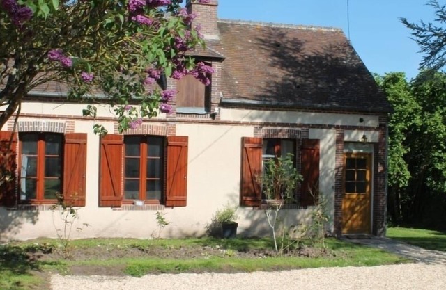 Charming Retreat: Cozy & Renovated Cottage, Fireplace, Garden & Bikes, Near Normandy