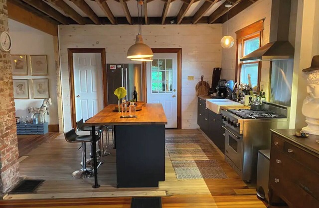 Charming Riverside Retreat Getaway with Scenic Views