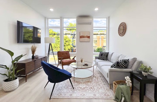 Charming Rooftop View in heart of Seattle - Townhome with WiFi, AC