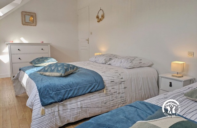 Charming Rural Cottage, Sleeps 8, near Hiking & VTT Trails, Garden Games, 5G Wi-Fi