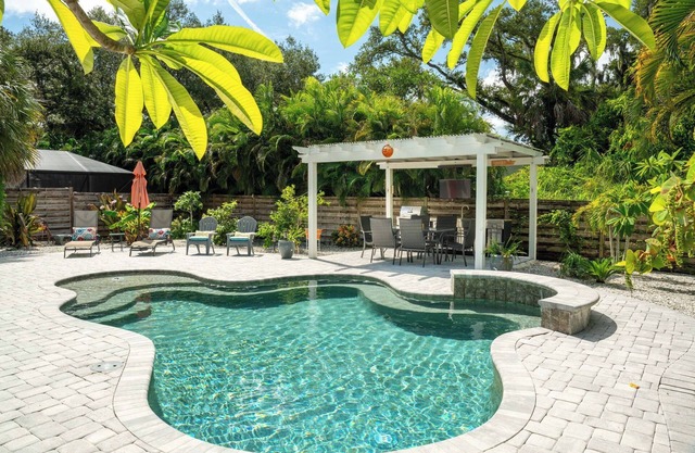 Charming Sapphire Shores Bungalow with Backyard Oasis