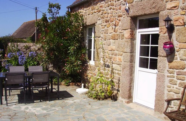 Charming Seaside Cottage for 4 with Fireplace, Garden, and Modern Amenities in Vicq-sur-Mer
