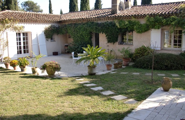 Charming single-storey house, beautiful garden, large swimming pool, very quiet area.