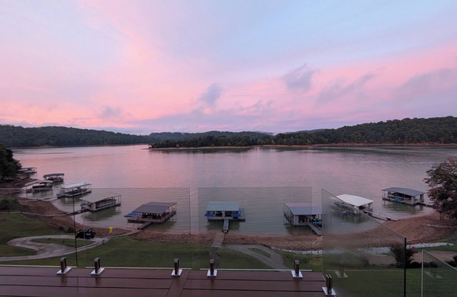 Charming spacious 6 bedroom lakefront house on beautiful Norris Lake!
