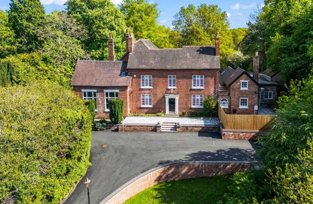 Charming,Spacious Manor House with Lake&Pool Table