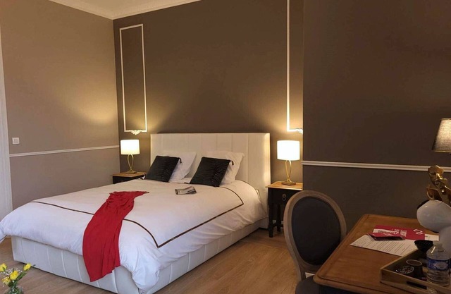 Charming Stay at Castle with Breakfast and Parking