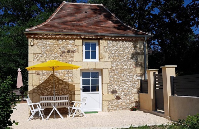 Charming Stone Cottage with Jacuzzi & Bikes in Vézère Valley