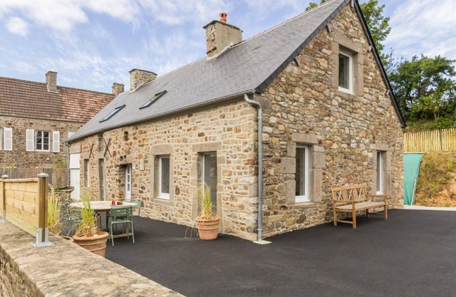 Charming Stone House: Ocean View, Surfers' Paradise, Enclosed Garden, Pet-Friendly, Modern Amenities