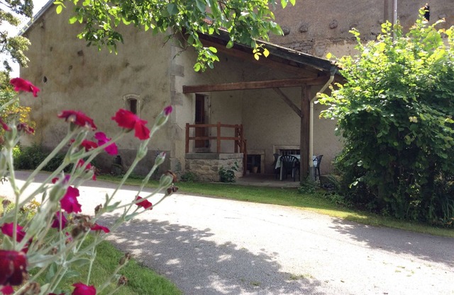 Charming Stone House with Canal Access, Terrace, and Proximity to Epinal