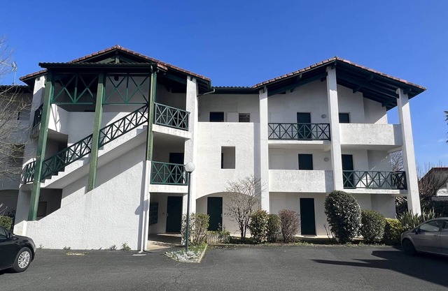 Charming Studio in Central Cambo-les-Bains, Near Spa, Terrace, Parking, Pets Allowed, WiFi