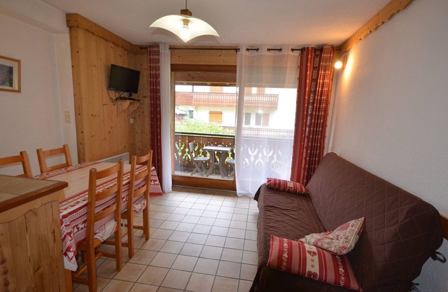 Charming Studio Near Village Center, 150m from Slopes, Balcony, Pet-Friendly