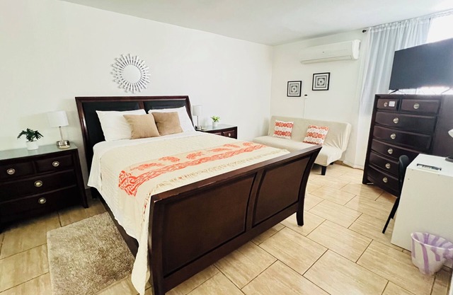 Charming studio perfectly located between beaches, outlets & restaurants.