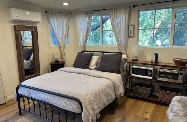 Charming Studio under Majestic Oaks in Beautiful Country Setting