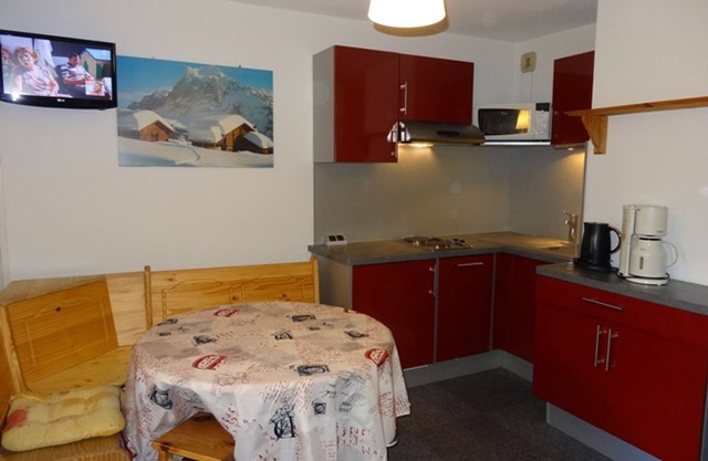 Charming Studio with Cabin, 4 People, Ski-In/Ski-Out, South-West Balcony, Les Menuires