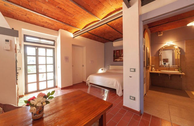 Charming studio with all amenities in stone house-Tuscany, 8 miles from Florence