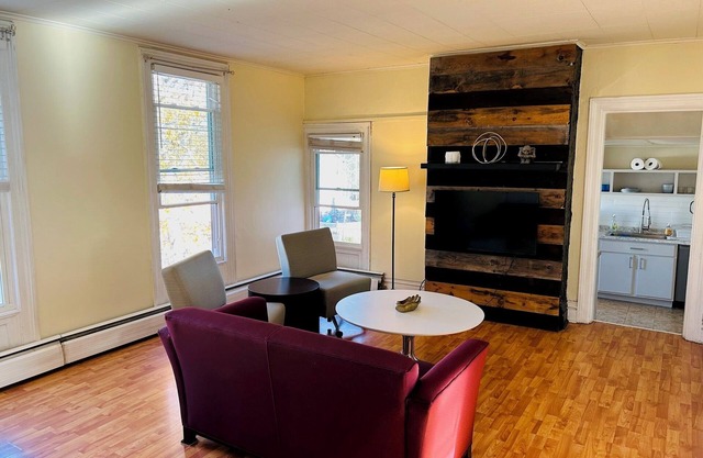 Charming, Sunny and Spacious 2-bedroom Flat in Heart of Capitol Region