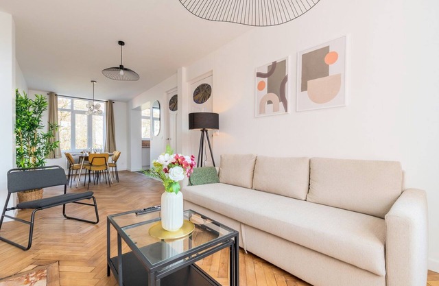 Charming through-apartment renovated and equipped!