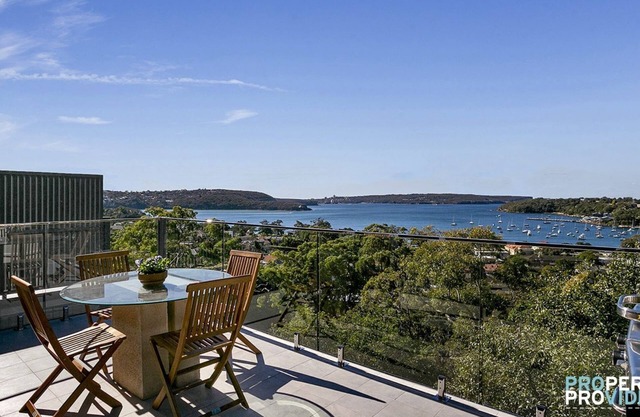 Charming top floor apartment with harbour views - pets welcome!