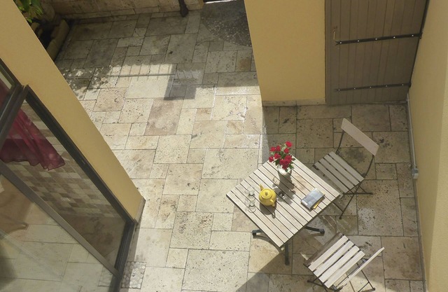 Charming town house, cool and quiet.
