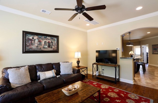 Charming Townhome - Brighton Villa