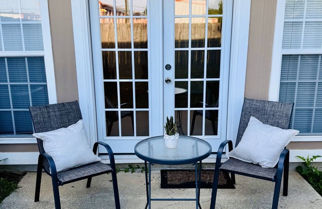 Charming Townhome Minutes from Fort Novosel w/Pool Access