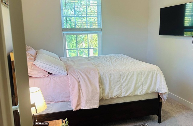 Charming townhouse with 1 bedroom, 5 minutes drive to UM regional medical center