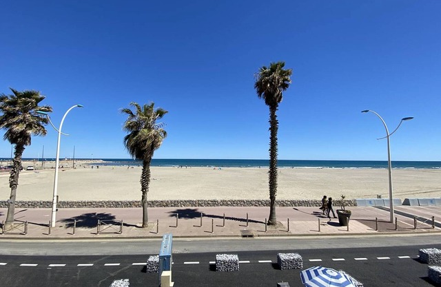 Charming Two-Bedroom with Loggia and Parking in Canet-Plage