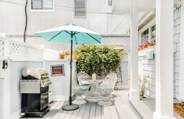 Charming Venice Beach Cottage on Venice Canals, with Boats