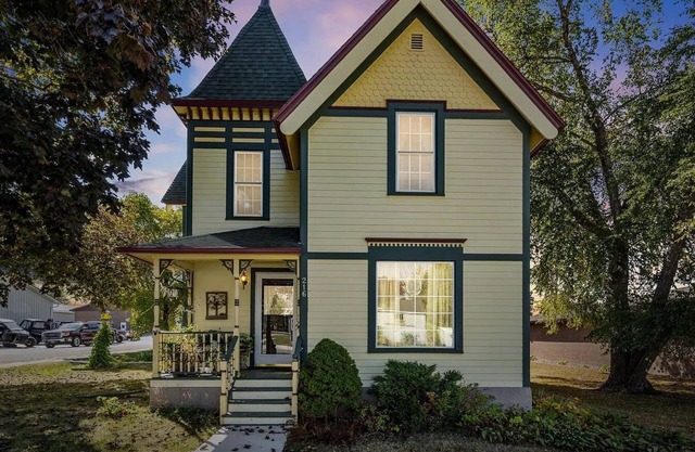 Charming Victorian 4-bedroom, 2-bathroom house in Fairbank, IA, sleeps 8.