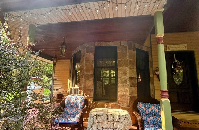 Charming Victorian in Jim Thorpe, Hot Tub, Pool, Secluded Beauty