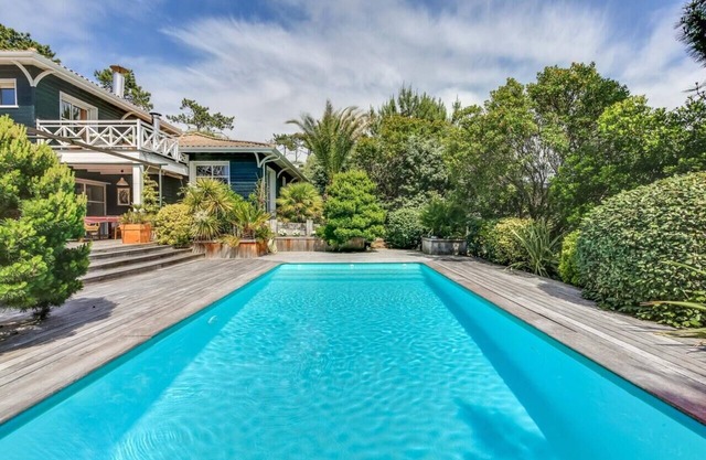 Charming villa with heated swimming pool between pool and ocean at Cap Ferret