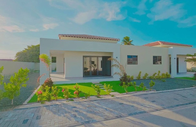 Charming Villa in Gated Community Private Pool and Steps to Mambo Beach