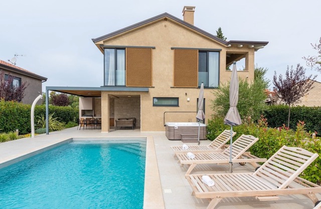 Charming Villa Vallis with swimming pool, jacuzzi and sauna