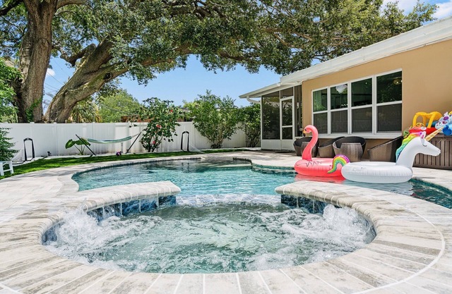 Charming villa w heated pool & spa - minutes to beach